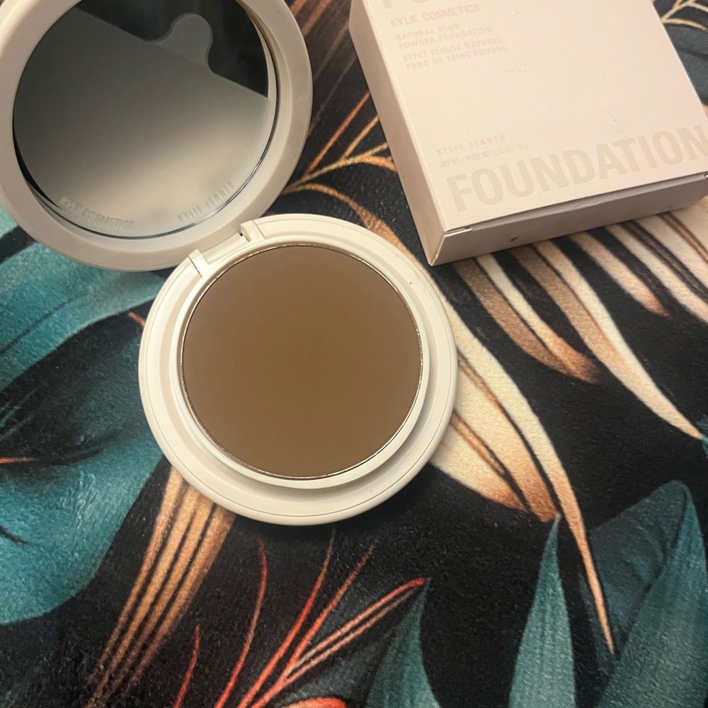 Kylie Cosmetics Cream Foundation - Brown